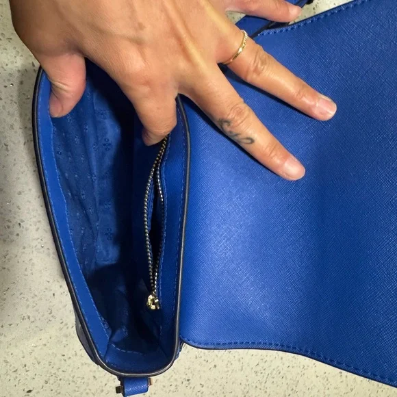Tory Burch Blue Saddle Crossbody Bag with Textured Finish - Picture 8 of 12
